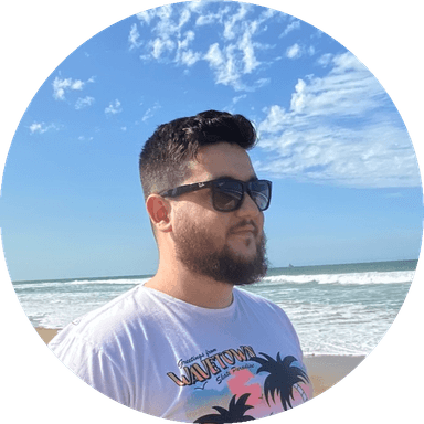 Foto arredondada de perfil mostrando o Eduardo, ao fundo um céu azulado